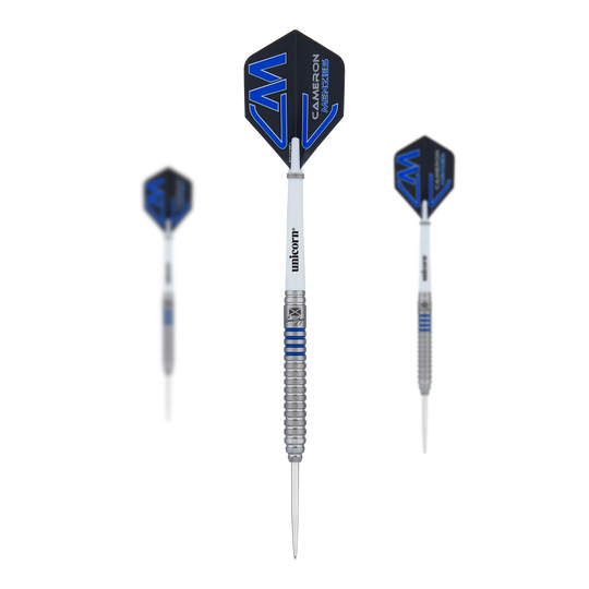 Das Bild zeigt drei Steeldarts des Modells "Unicorn Contender Cameron Menzies - 23g". Die Darts haben silberne Spitzen, weiße Shafts und blaue Flights mit dem Namen "Cameron Menzies".