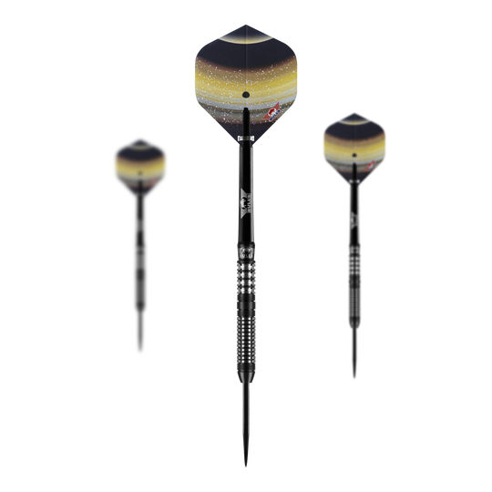 Fléchettes en acier Bulls NL Luna Neoma Das Bild zeigt drei Steeldarts des Modells "Bulls NL Luna Neoma". Die Flights der Darts haben ein dunkles, galaktisches Design mit gelben und weißen Akzenten.