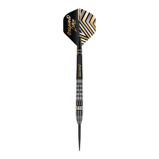 Dies ist ein 'Red Dragon Luke Humphries Prestige Steeldart'. Der Dart hat ein schwarz-silbernes Design mit goldenen Akzenten und auffälligen Mustern auf dem Flight.
