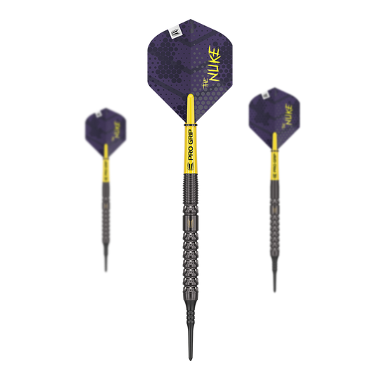 Fléchettes souples Target Luke Littler GEN1 - 19 g Das Bild zeigt drei Softdarts des Modells "Target Luke Littler GEN1 - 19g". Die Darts haben schwarze Spitzen, gelbe Schäfte mit der Aufschrift "PRO GRIP" und violette Flights mit dem Schriftzug "THE NUKE".
