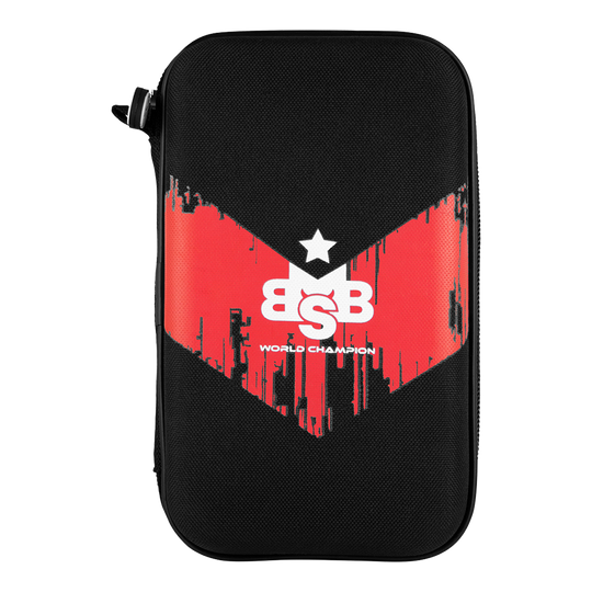 Étui à fléchettes de poche Shot Michael Smith World Champion - Victory Das Bild zeigt ein schwarzes Dart-Etui mit rotem V-Design und der Aufschrift „BSB World Champion“. Es ist das „Shot Michael Smith World Champion Pocket Dartcase - Victory“.