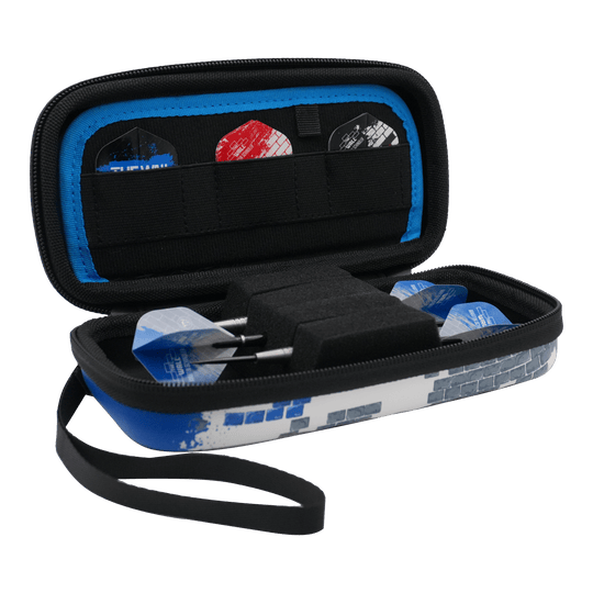 Das Bild zeigt ein geöffnetes Dartcase mit mehreren Darts und Flights darin. Das Etui ist blau-weiß und trägt das Design des Bulls Orbis S Martin Schindler Dartcase.