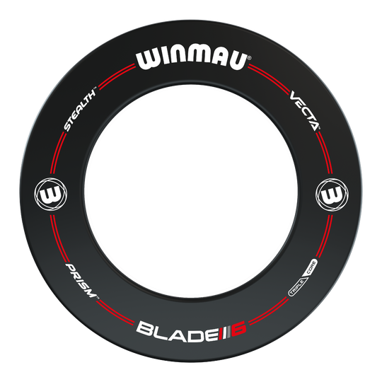 Winmau Pro-Line Blade 6 Dartboard Surround Das Bild zeigt das Produkt "Winmau Pro-Line Blade 6 Dartboard Surround". Es ist ein schwarzer Dartboard-Ring mit weißen und roten Akzenten sowie verschiedenen Markenlogos.