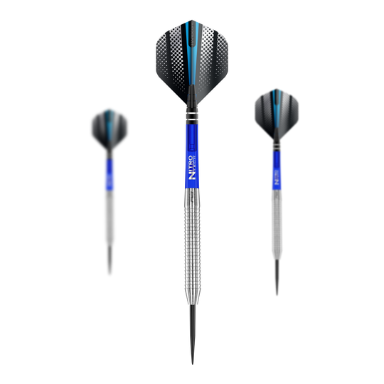 Fléchettes en acier Red Dragon Razor Edge Original Das Bild zeigt drei Red Dragon Razor Edge Original Steeldarts mit einem Gewicht von 24g. Die Darts haben blaue Schäfte, silberne Griffbereiche und schwarze Flights mit einem Muster.