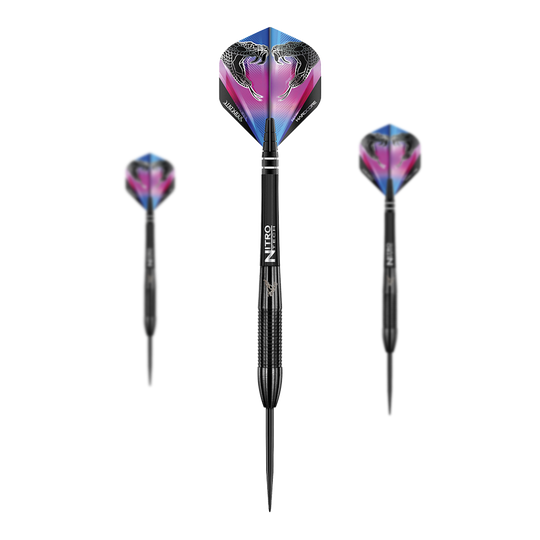 Red Dragon Peter Wright Snakebite 3 Fléchettes en acier noires Auf dem Bild sind drei schwarze Steeldarts der Marke "Red Dragon Peter Wright Snakebite 3" zu sehen. Die Flights zeigen ein buntes Design mit zwei Schlangenköpfen.