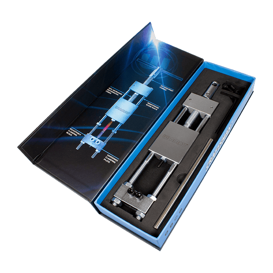 8425-Winmau-Craftsman-Re-pointing-System-5Rw3CTvWlDH1nL Das Bild zeigt das Produkt "Winmau Craftsman Re-Pointing System Spitzenwechsler" in einer geöffneten Verpackung. Das Werkzeug liegt ordentlich in einer Schaumstoffeinlage, daneben ist eine grafische Anleitung zu sehen.