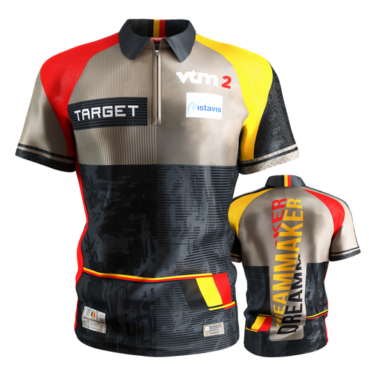 Chemise de fléchettes Target Coolplay Dimitri Van Den Bergh 2025 Das Bild zeigt das "Target Coolplay Dimitri Van Den Bergh 2025 Dartshirt" von vorne und hinten. Das Shirt ist bunt gestaltet mit den Farben Schwarz, Rot, Gelb und Beige und trägt verschiedene Logos sowie den Schriftzug "DREAMMAKER" auf der Rückseite.