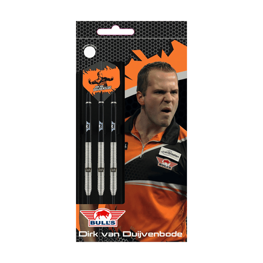 BU17423_Bulls_NL_Dirk_Duijvenbode_Steeldarts_3_-4_Bulls_Plastikbox Auf der Verpackung sind drei Steeldarts von Bulls zu sehen. Daneben ist ein Bild eines entschlossenen Dartspielers mit dem Namen "Dirk van Duijvenbode" abgebildet.