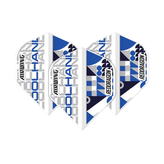 Das Bild zeigt drei Dart-Flights des Produkts "Red Dragon Airwing Luke Humphries White Standard Flights". Die Flights sind überwiegend weiß mit blauen und grauen grafischen Elementen sowie der Aufschrift "COOL HAND", "AIRWING" und "RED DRAGON".