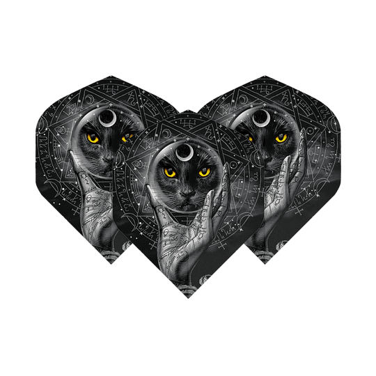 Vols standard en verre Alchemy Grimalkins n°2 Dieses Bild zeigt drei Dartflights mit einem mystischen Design. Darauf ist ein schwarzer Kater mit gelben Augen und einer kristallhaltenden Hand vor einem magischen Hintergrund abgebildet.