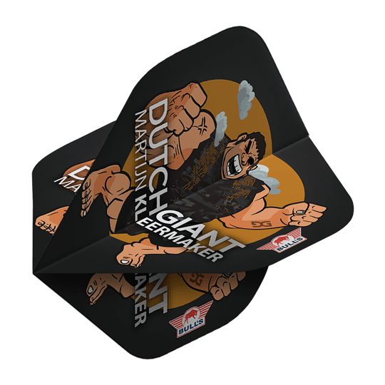 BU50922_Bulls_NL_Player_100_Martijn_Kleermaker_Cartoon_No2_Standard_Flights_2 Das Bild zeigt einen Dartflight mit einer Cartoon-Abbildung eines muskulösen Mannes und dem Text "Dutch Giant Martijn Kleermaker". Der Flight ist schwarz mit orangen und weißen Details sowie dem Bulls NL-Logo.