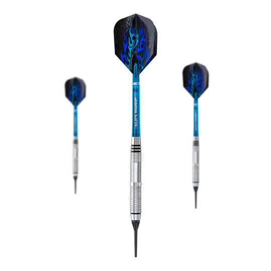 Fléchettes souples Harrows Blaze Style B - 18 g Das Bild zeigt drei Softdarts des Modells „Harrows Blaze Style B“ mit einem Gewicht von 18 Gramm. Die Darts haben blaue Schäfte und schwarze Flights mit blauen Flammenmustern.
