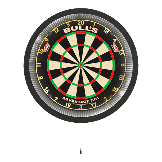 Système d'éclairage d'ambiance Bulls NL Lumo 2 Das Bild zeigt das Produkt "Bulls NL Lumo 2 Light Surround Beleuchtungssystem" an einem Dartboard. Der runde LED-Lichtring um den Dartboard sorgt für eine gleichmäßige Ausleuchtung beim Spielen.