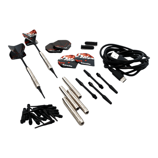 Cible de fléchettes électronique souple Karella CB-Smart Das Bild zeigt das Zubehörset der Karella CB-Smart Elektronischen Soft-Dartscheibe, darunter mehrere Dartpfeile, Ersatzspitzen, Flights und ein USB-Kabel. Die Einzelteile sind ordentlich auf einem hellen Hintergrund angeordnet.