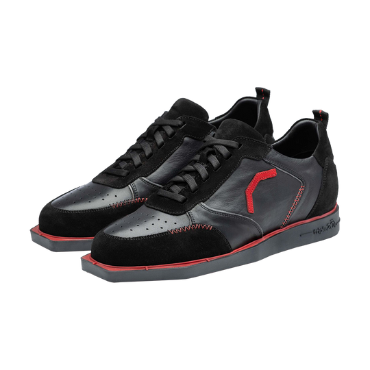 20101001-00_Triple20_Dartschuhe_Leder_Schwarz_Rot_1 Die abgebildeten Schuhe sind schwarze Leder-Dartschuhe mit roten Akzenten. Sie haben eine sportliche Form und schwarze Schnürsenkel.