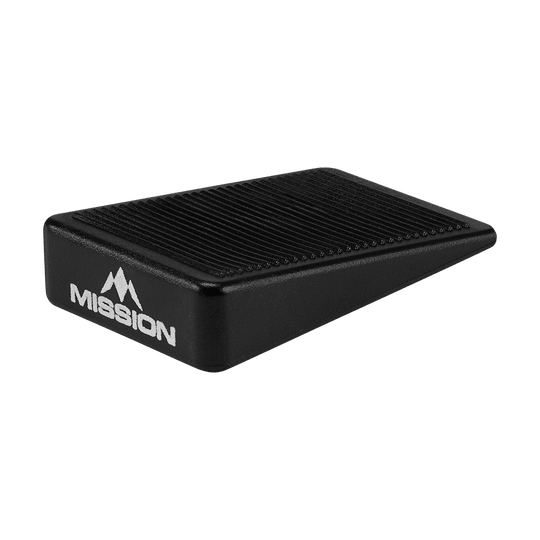 Das Bild zeigt einen schwarzen Keil mit der Aufschrift "MISSION". Es handelt sich um einen Abstandshalter für Dartboards aus dem 8er-Set "Mission Dartboard Wedges Abstandshalter".