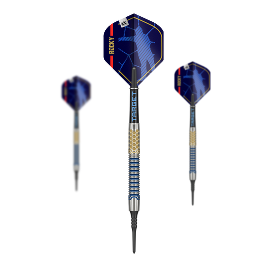Fléchettes souples Target Josh Rock GEN1 - 20 g Das Bild zeigt drei Softdarts des Modells "Target Josh Rock GEN1" mit einem Gewicht von 20g. Die Darts haben blaue Flights mit dem Schriftzug "ROCKY" und ein metallisch gemustertes Barrel.