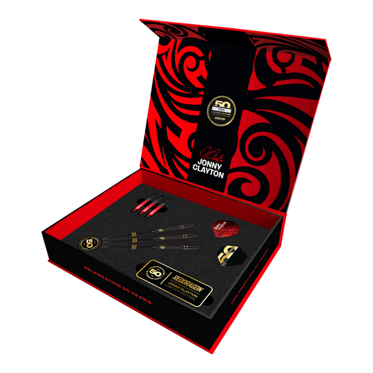 Das Foto präsentiert die Red Dragon Jonny Clayton 50 Years Player Limited Edition Steeldarts. Die limitierte Sonderedition hebt das Jubiläum des Spielers hervor.