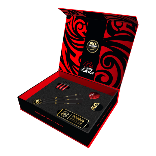 Fléchettes en acier Red Dragon Jonny Clayton, édition limitée 50 ans de carrière - 22 g Das Foto präsentiert die Red Dragon Jonny Clayton 50 Years Player Limited Edition Steeldarts. Die limitierte Sonderedition hebt das Jubiläum des Spielers hervor.