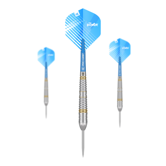 Das Bild zeigt drei Target Phil Taylor Brass Steeldarts mit einem Gewicht von 22g. Die Darts haben blaue Flights und silberne, gerillte Barrels.