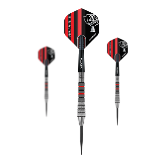 Fléchettes en acier Winmau Dennis Priestley Diamond 3-Zero Das Bild zeigt drei Winmau Dennis Priestley Diamond 3-Zero Steeldarts. Die Darts haben schwarze und rote Flights mit silbernen und roten Akzenten am Schaft.