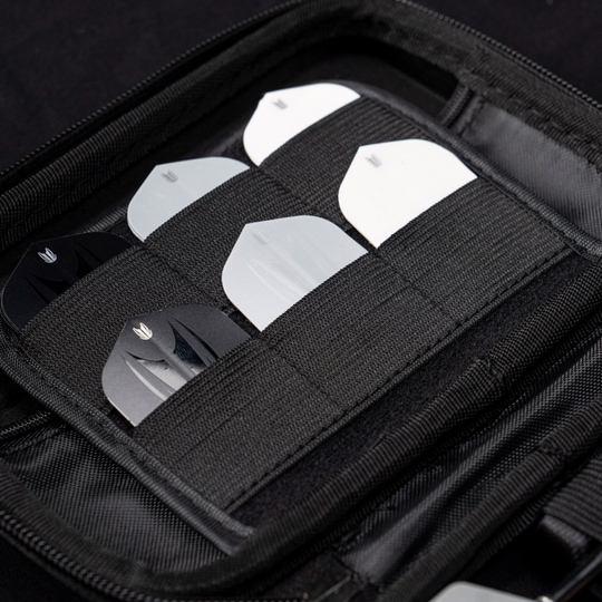 Étui à fléchettes Target Takoma Luke Littler XL Das Bild zeigt das „Target Takoma Bolide XL Dartcase“, das mehrere Dart-Flights in schwarzen und weißen Farben organisiert aufbewahrt. Die Flights sind sicher in elastischen Halterungen im Inneren des schwarzen Etuis verstaut.