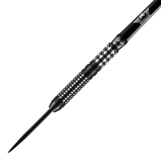 Fléchettes en acier Bulls NL Luna Neoma Das Bild zeigt einen Bulls NL Luna Neoma Steeldart. Der Dartpfeil ist schwarz-silbern und hat ein feines, geriffeltes Griffdesign.