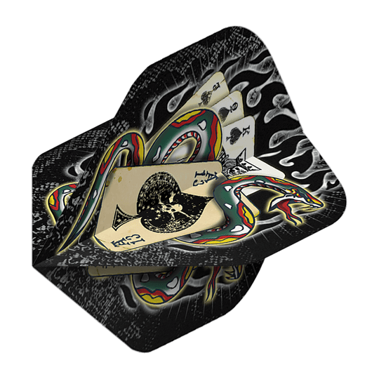 Alchimie Serpent de Pique n°2 Vols Standard Das Bild zeigt die „Alchemy Snake Of Spades No2 Standard Flights“. Das Design zeigt eine bunte Schlange, die sich um Spielkarten windet, vor einem schwarzen Hintergrund mit Flammenmotiven.
