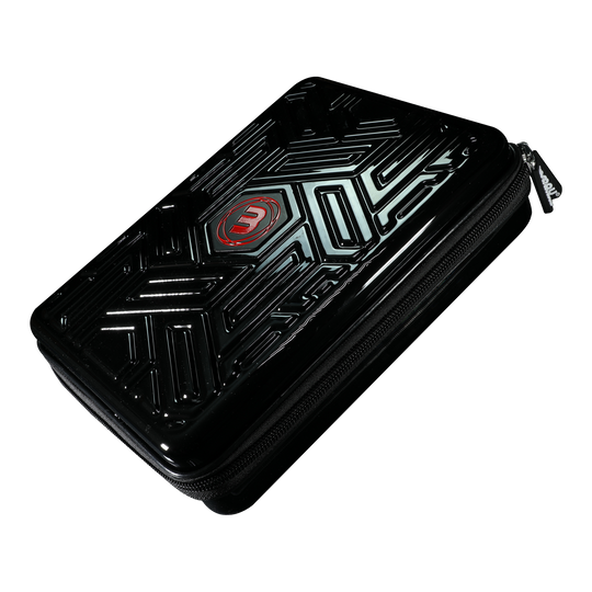 Das Bild zeigt ein schwarzes Dart-Etui mit glänzender, strukturierter Oberfläche und einem roten Logo in der Mitte. Das Etui hat einen Reißverschluss an der Seite.