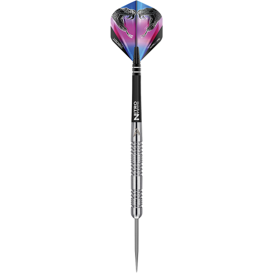 RD1677-RedDragon-Peter-Wright-Snakebite-Euro-11-Steeldarts-1 Das Bild zeigt einen Red Dragon Peter Wright Snakebite Euro 11 Steeldart. Der Dart hat eine silberne, präzise gearbeitete Spitze und einen Flight mit Schlangenmotiven in Blau und Pink.