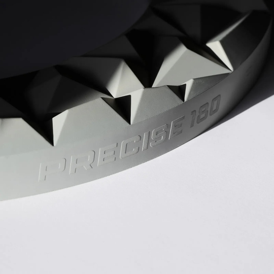 Cadre de cible 3D Precise 180 Subterra - Gris nordique Abgebildet ist das Precise 180 3D Dartboard Surround Subterra in der Farbe Nordic Grey. Es dient als schützendes und dekoratives Element für Dartscheiben.