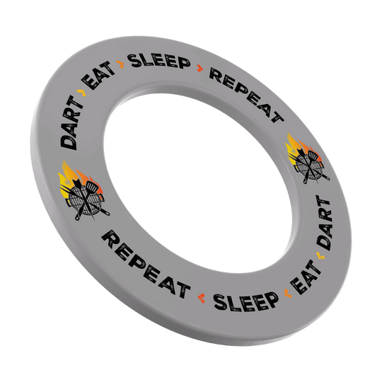 McDart Dartboard Surround - Dart Eat Sleep Repeat Dartboard-Surround in grauer Farbe mit dem Slogan 'Dart Eat Sleep Repeat'. Auf dem Bild ist das Produkt frontal zu sehen.
