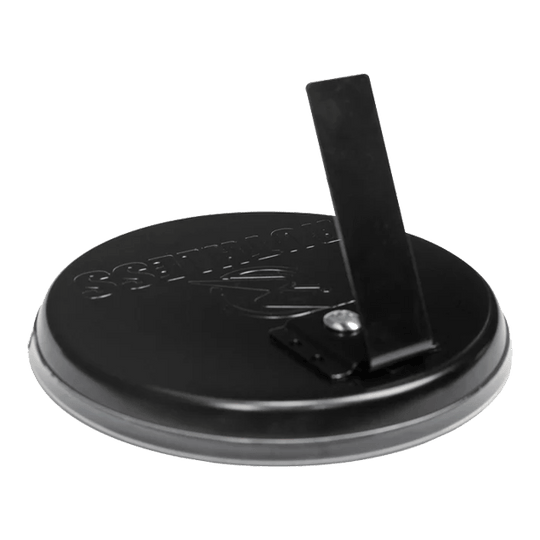 Ensemble de mini-cibles de fléchettes de bureau Ruthless Das Bild zeigt die Rückseite eines Produkts namens "Ruthless Mini Desktop Dartboard Set". Es ist eine runde schwarze Basis mit einem klappbaren Ständer.