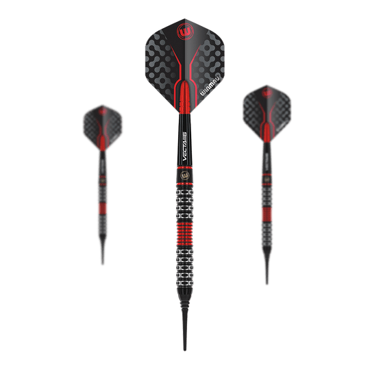 Fléchettes souples Winmau Joe Cullen Édition Spéciale Auf dem Bild sind drei Softdarts mit schwarzen und roten Details zu sehen. Die Flights haben ein modernes, geometrisches Muster und das mittlere Dart wird von vorne gezeigt.