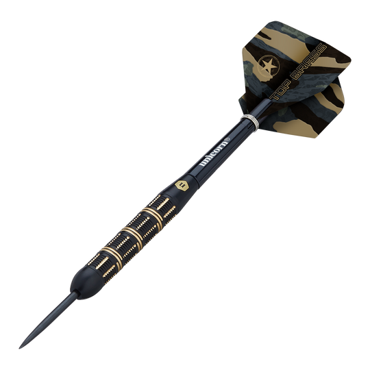 Dies ist ein Steeldart der Marke Unicorn, Modell Top Brass V3 mit einem Gewicht von 21 Gramm. Der Dart hat ein schwarz-goldenes Design mit einer Tarnmuster-Flügel.