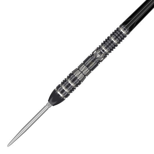 Fléchettes en acier Target Black Marque Dragon 3 Swiss Point Das Bild zeigt einen hochwertigen Steeldart mit schwarzem und silbernem Design. Der Dart hat eine markante, strukturierte Griffzone und eine spitze Metallspitze.