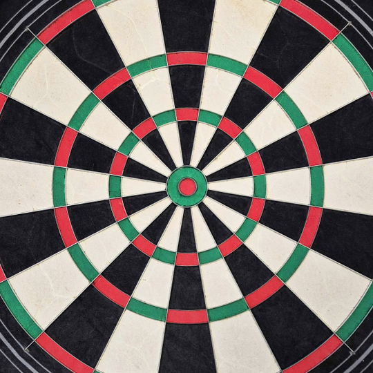 Cible de fléchettes en acier Harrows Quadro 240 Das Bild zeigt eine Nahaufnahme des Harrows Quadro 240 Steeldartboards. Das Dartboard ist in verschiedene Abschnitte in den Farben Schwarz, Weiß, Rot und Grün unterteilt.