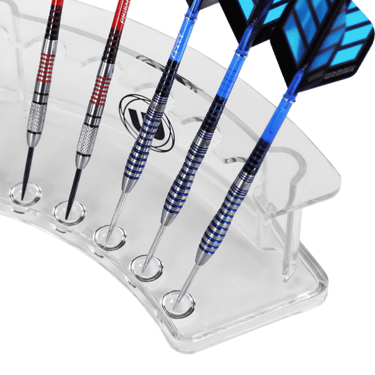 8435_Winmau_Wave_Dart_Display_Stand_3 Der Winmau Wave Dart Display Stand hält mehrere Darts ordentlich in einer transparenten Halterung. Die Darts sind sicher in einzelnen Aussparungen aufgestellt und gut sichtbar präsentiert.