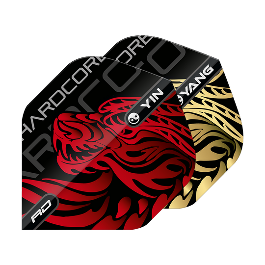 Vols standard Red Dragon Jonny Clayton Gold Red Yin Yang Das Bild zeigt zwei Dart-Flights mit auffälligen Drachenmotiven in Rot und Gold. Auf den Flights stehen die Worte „Yin Yang“ und „Hardcore“.