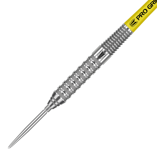 190054_Target_Bolide_02_Swiss_Point_Steeldarts_2 Das Bild zeigt den Target Bolide 02 Swiss Point Steeldart. Der Dartpfeil hat eine silberne, gerändelte Oberfläche und einen gelben Schaft mit der Aufschrift "Pro Grip".