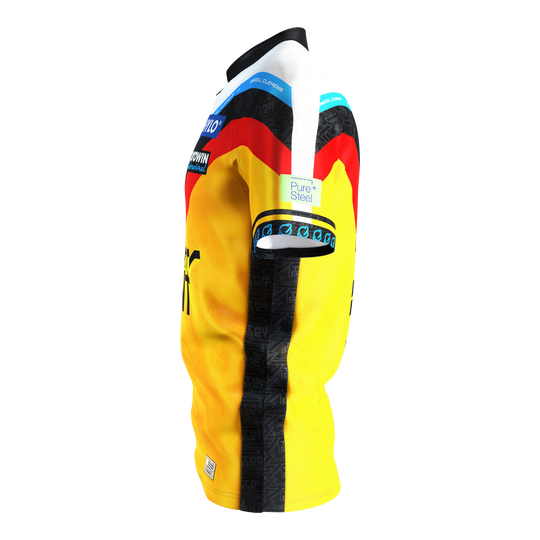 Maillot de fléchettes Target Coolplay Gabriel Clemens 2025 Das Bild zeigt das Target Coolplay Gabriel Clemens 2025 Dartshirt. Das Shirt ist überwiegend gelb mit schwarzen und roten Akzenten sowie Sponsorenlogos.