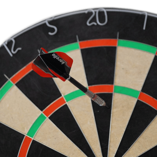Jeu de fléchettes Karella BullOut comprenant 2 jeux de fléchettes en acier Zu sehen ist das Karella Dartboard BullOut Set mit zwei Sätzen Steeldarts. Perfekt für Einsteiger und Fortgeschrittene.