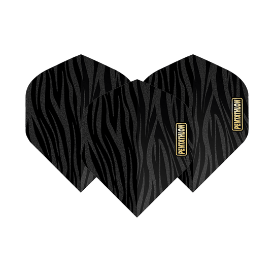 Vols de pentathlon RT Zebra Das Bild zeigt drei Dart-Flights mit einem schwarzen Zebramuster. Auf jedem Flight steht das Wort "Pentathlon" in einem goldenen Kasten.