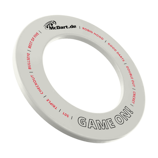 Jeu de fléchettes McDart autour d'une cible Das Bild zeigt einen weißen Dartboard-Surround-Ring mit der Aufschrift "McDart.de" und "GAME ON!". Auf dem Ring stehen außerdem in roter Schrift Begriffe rund um das Dartspiel wie "BULLSEYE", "TRIPLE", "CHECKOUT" und "CRICKET".