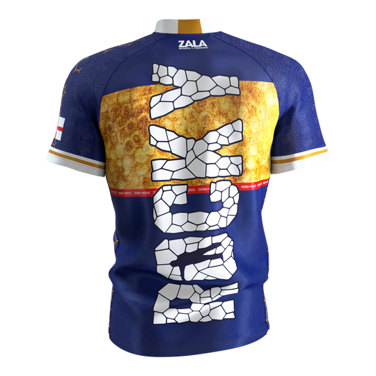T-shirt Target Coolplay Josh Rock Dart 2025 Dies ist das "Target Coolplay Josh Rock Dartshirt 2025" in blauer Farbe mit gelben und weißen Akzenten. Auf der Rückseite befindet sich ein auffälliger grafischer Schriftzug in weißem Mosaik-Design.
