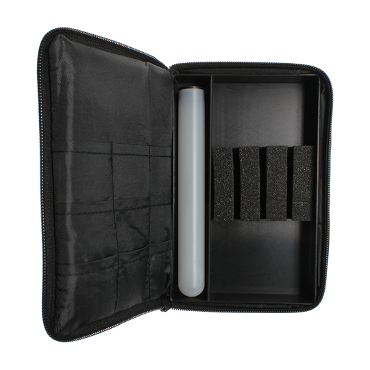 _The_Pak_Dartcase_OPEN_1ffX9CNekAQjcD Das Bild zeigt das Produkt "The Pak Dartcase - Leo Pak", ein schwarzes Etui mit Reißverschluss. Im Inneren befinden sich Fächer für Dartzubehör sowie eine durchsichtige Röhre zur Aufbewahrung.