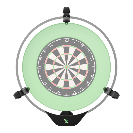 Scolia Home 2 Système de notation électronique automatique 2026 Das Bild zeigt das Scolia Home 2 Electronic Score System, das auf eine Dartscheibe gerichtet ist. Ein rundes, grünes Lichtring-System umrahmt die Dartscheibe.