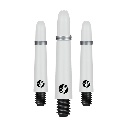 Tiges en carbone Shot Koi - Blanches Auf dem Bild sind drei weiße, spitz zulaufende Dart-Schäfte mit schwarzem Gewinde und silbernem Ring zu sehen. Jeder Schaft trägt ein schwarzes Logo in der Nähe des unteren Endes.
