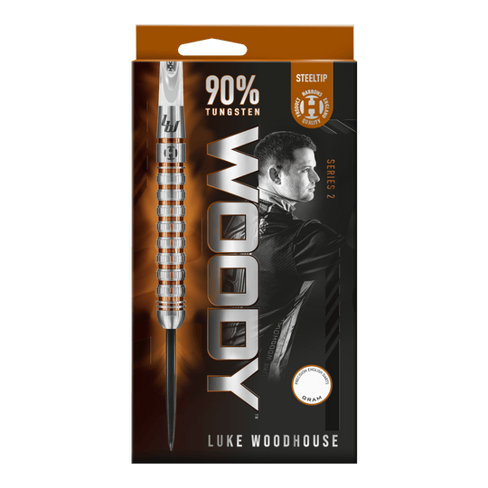 Fléchettes en acier Luke Woodhouse série 2 de Harrow Das Bild zeigt die Verpackung der Harrows Luke Woodhouse Series 2 Steeldarts. Auf der Vorderseite sind ein Dartpfeil, der Name "WOODY" und ein Bild von Luke Woodhouse zu sehen.