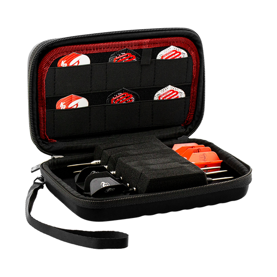 Étui à fléchettes Bull's Orbis XL Das Bild zeigt das Produkt "Bulls Orbis XL Dartcase", ein schwarzes Etui mit Reißverschluss und Trageschlaufe. Im Inneren sind mehrere Darts sowie Ersatzteile ordentlich in Fächern und elastischen Halterungen verstaut.